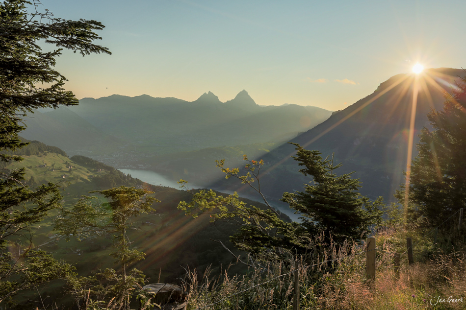 Berglandschaft mit See bei Sonnenaufgang in Seelisberg, Zentralschweiz, Schweiz – Jan Geerk Fotograf Basel