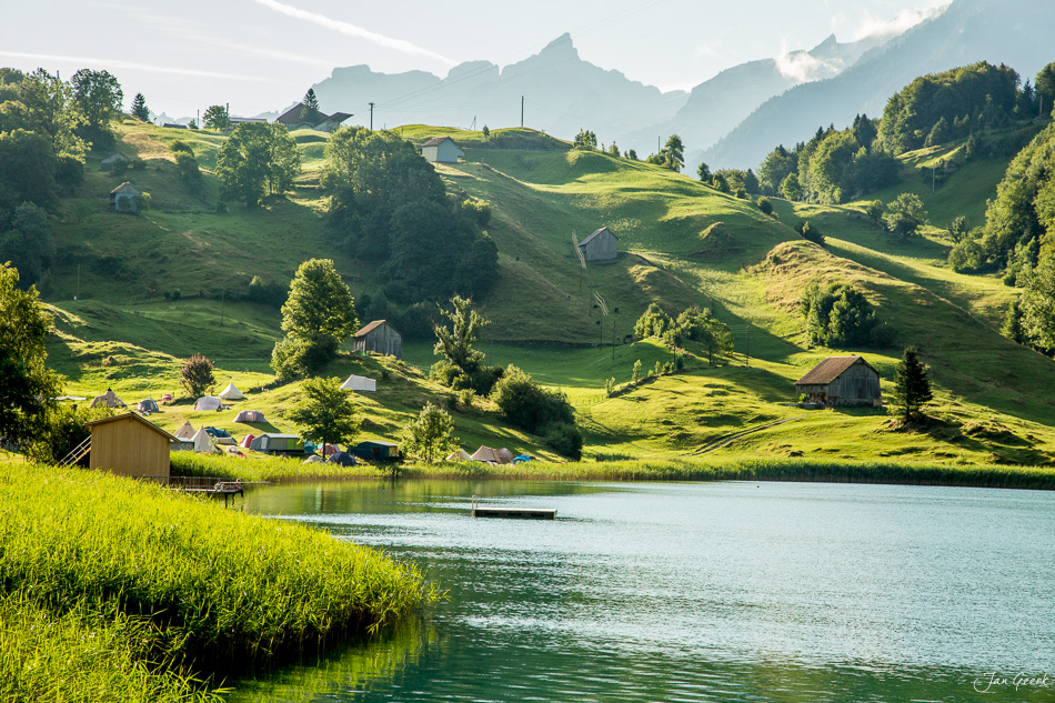Idyllische Alpenlandschaft mit See und traditionellen Alphütten in Seelisberg, grüne Sommerlandschaft, Zentralschweiz – Jan Geerk Fotograf Basel