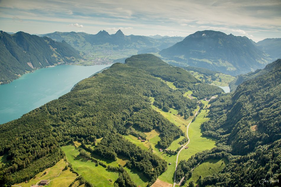 Luftaufnahme Seelisberg mit Vierwaldstättersee, grünen Alpentälern und Mythen im Hintergrund, Sommerlicht, Zentralschweiz Schweiz – Jan Geerk Fotograf Basel