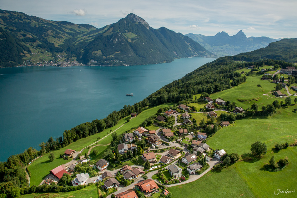 Luftaufnahme Seelisberg mit Vierwaldstättersee, grünen Alpenwiesen und Bergen im Sommer, Zentralschweiz – Jan Geerk Fotograf Basel