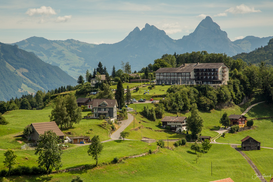 Luftaufnahme Seelisberg mit Mythen und Vierwaldstättersee, sommerliche Alpenlandschaft der Zentralschweiz, Schweiz – Jan Geerk Fotograf Basel