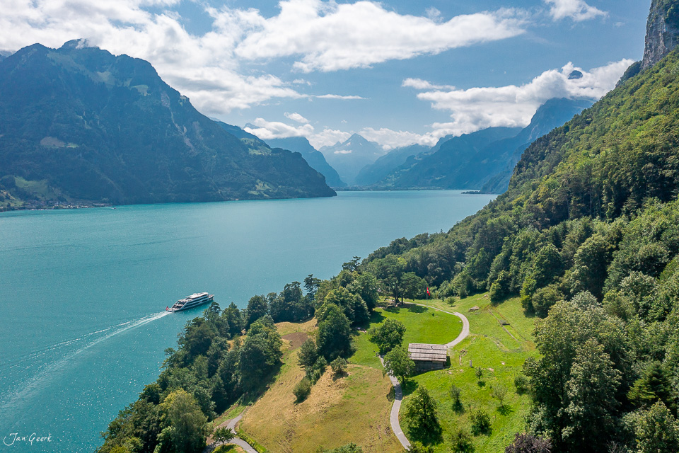 Luftaufnahme Seelisberg mit türkisblauem Vierwaldstättersee, grünen Bergen und Schiff im Sommer – Schweiz, Jan Geerk Fotograf Basel