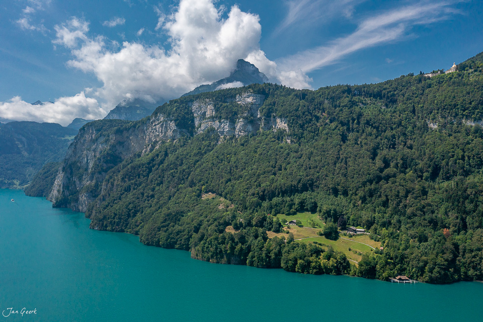 Türkisblauer Vierwaldstättersee mit bewaldeten Bergflanken, Seelisberg Sommerluftaufnahme Zentralschweiz Schweiz Jan Geerk Fotograf Basel