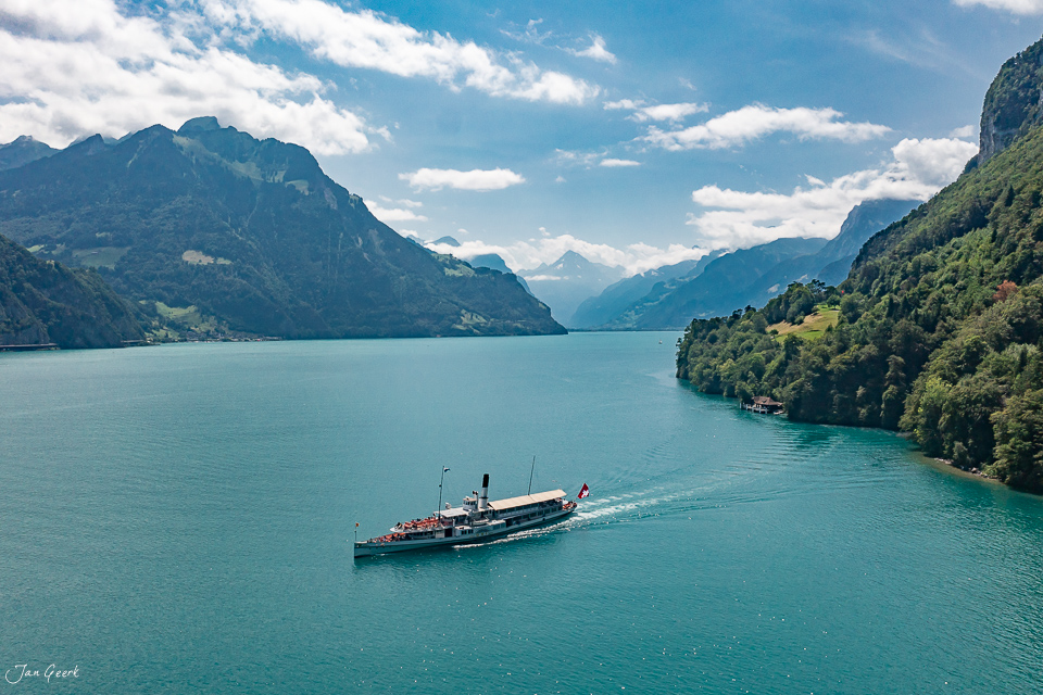 Ausflugsschiff auf dem Vierwaldstättersee mit beeindruckenden Alpengipfeln, Sommerluft und klarem Himmel in der Zentralschweiz – Jan Geerk Fotograf Basel