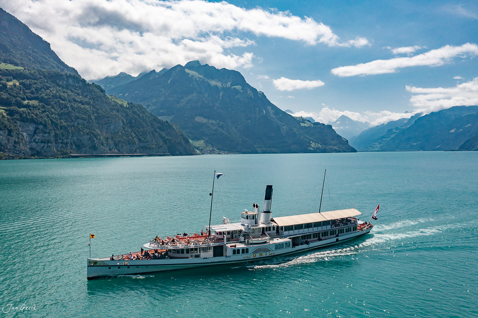 Dampfschiff auf dem Vierwaldstättersee mit majestätischen Bergen im Hintergrund, Sommerlicht, Zentralschweiz – Jan Geerk Fotograf Basel