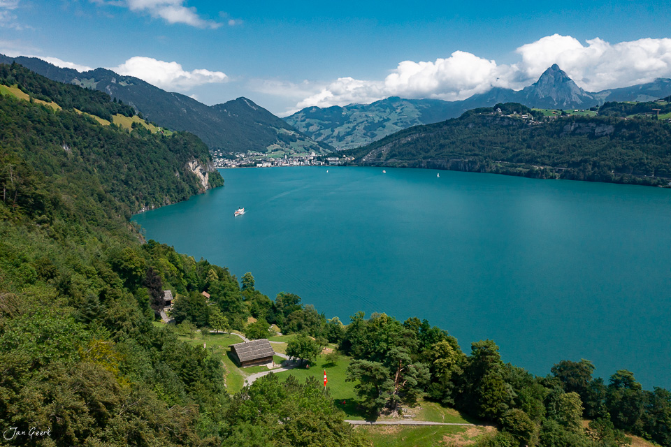 Luftaufnahme des Vierwaldstättersees bei Seelisberg mit türkisblauem Wasser, grünen Berghängen und Alpenpanorama im Sommer – Jan Geerk Fotograf Basel