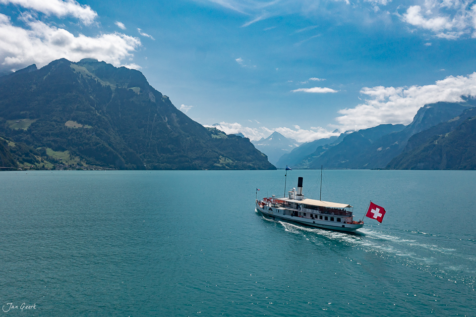 Dampfschiff auf dem Vierwaldstättersee bei Seelisberg, Sommertag mit Bergen und Schweizer Flagge – Jan Geerk Fotograf Basel