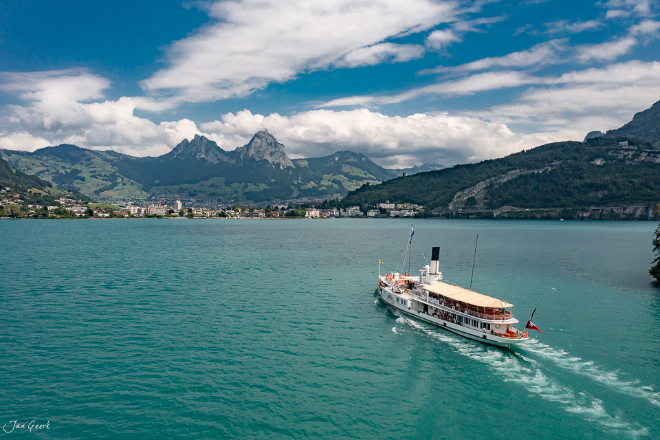 Dampfschiff auf dem Vierwaldstättersee mit Seelisberg und Berggipfel im Hintergrund, Sommerluftaufnahme Zentralschweiz Schweiz – Jan Geerk Fotograf Basel