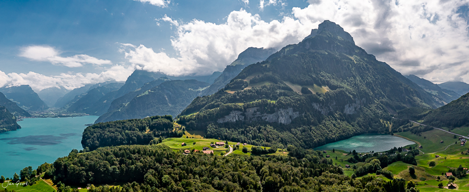 Luftaufnahme Seelisberg mit Vierwaldstättersee, grünen Alpen und Bergen im Sommerlicht – Zentralschweiz, Schweiz – Jan Geerk Fotograf Basel