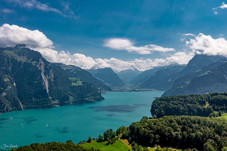 Türkisblaues Wasser des Vierwaldstättersees bei Seelisberg mit steilen Felswänden und grünen Hängen an sonnigem Sommertag in der Schweiz – Jan Geerk Fotograf Basel