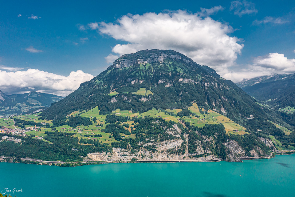Seelisberg mit Urnersee im Sommer, Luftaufnahme der grünen Berghänge und türkisem Wasser, Zentralschweiz Schweiz – Jan Geerk Fotograf Basel