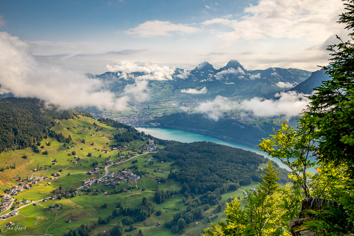 Luftaufnahme Seelisberg mit türkisem Vierwaldstättersee, grüne Berglandschaft Sommer Zentralschweiz Schweiz – Jan Geerk Fotograf Basel