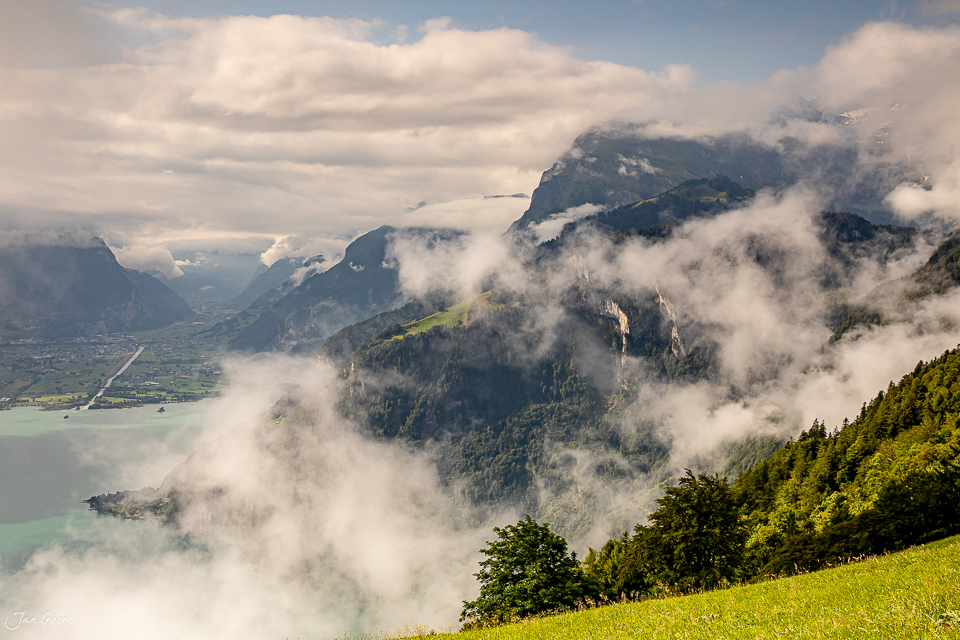 Nebelverhüllte Berge und See bei Seelisberg in sommerlicher Atmosphäre, Zentralschweiz – Jan Geerk Fotograf Basel