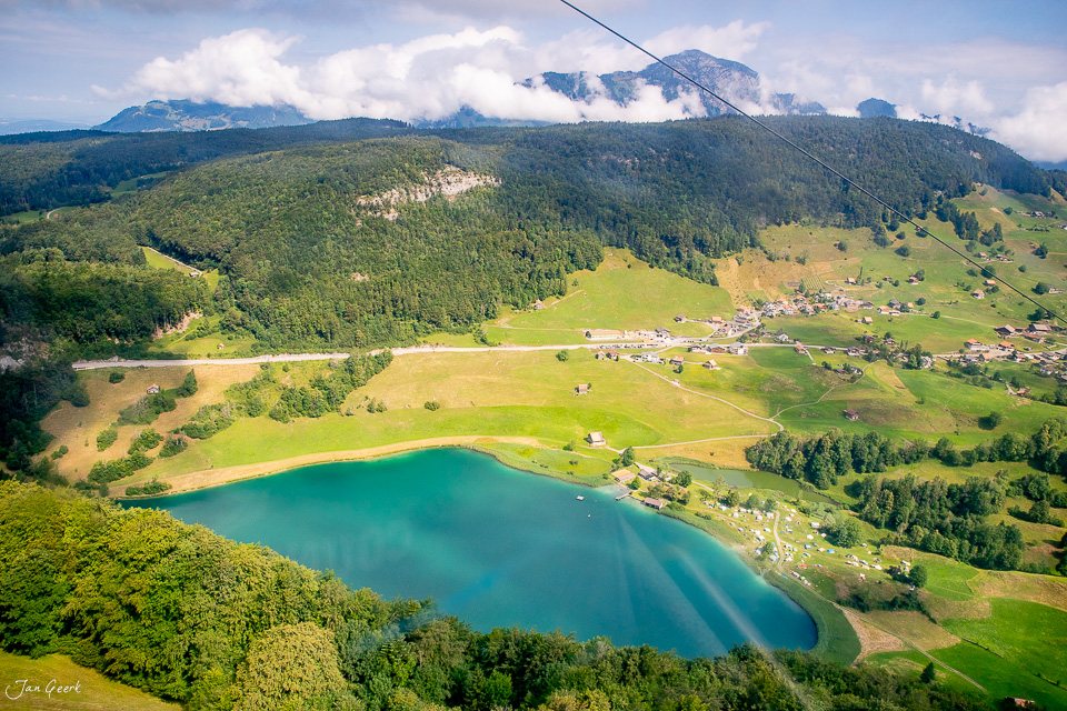 Türkisblauer See mit grünen Wiesen und bewaldeten Bergen im Sommer, Seelisberg Zentralschweiz Schweiz – Jan Geerk Fotograf Basel