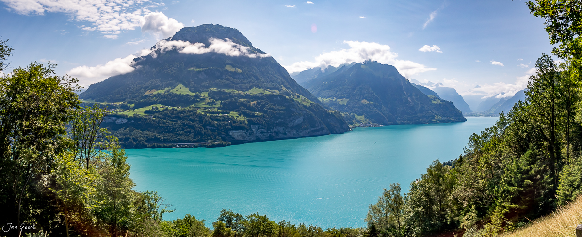 Türkisblaue Seefläche mit bewaldeten Bergen bei Seelisberg, Sommerlicht in der Zentralschweiz – Jan Geerk Fotograf Basel