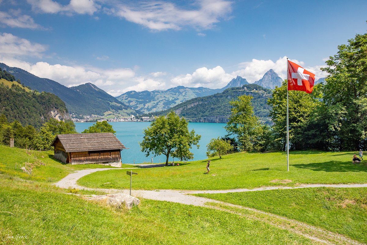 Alpenseelandschaft Seelisberg mit Schweizer Flagge, Boathouse und Vierwaldstättersee im Sommer – Jan Geerk Fotograf Basel