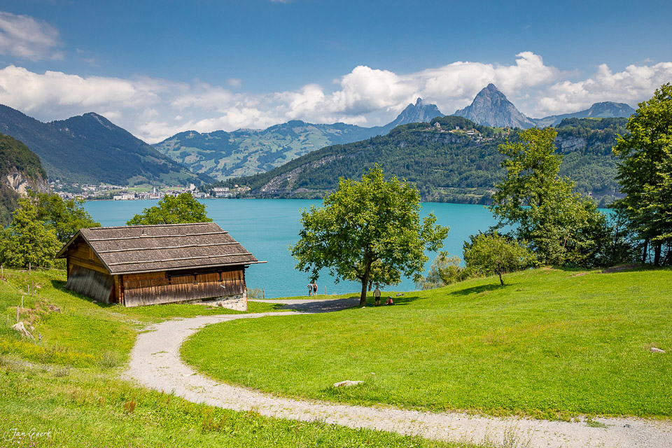 Bootshütte am türkisblauen Urnersee mit Alpenpanorama, Seelisberg Sommer, Zentralschweiz Schweiz – Jan Geerk Fotograf Basel