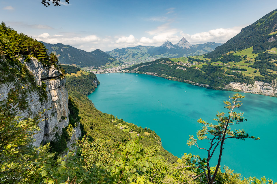Türkisblauer See umgeben von grünen Bergen und Felsformationen im Sommer, Seelisberg Zentralschweiz Schweiz – Jan Geerk Fotograf Basel