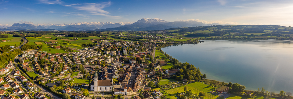 Luftaufnahme Sempach mit See, Kirche und Alpenkette im Sommerlicht, Zentralschweiz – Jan Geerk Fotograf Basel
