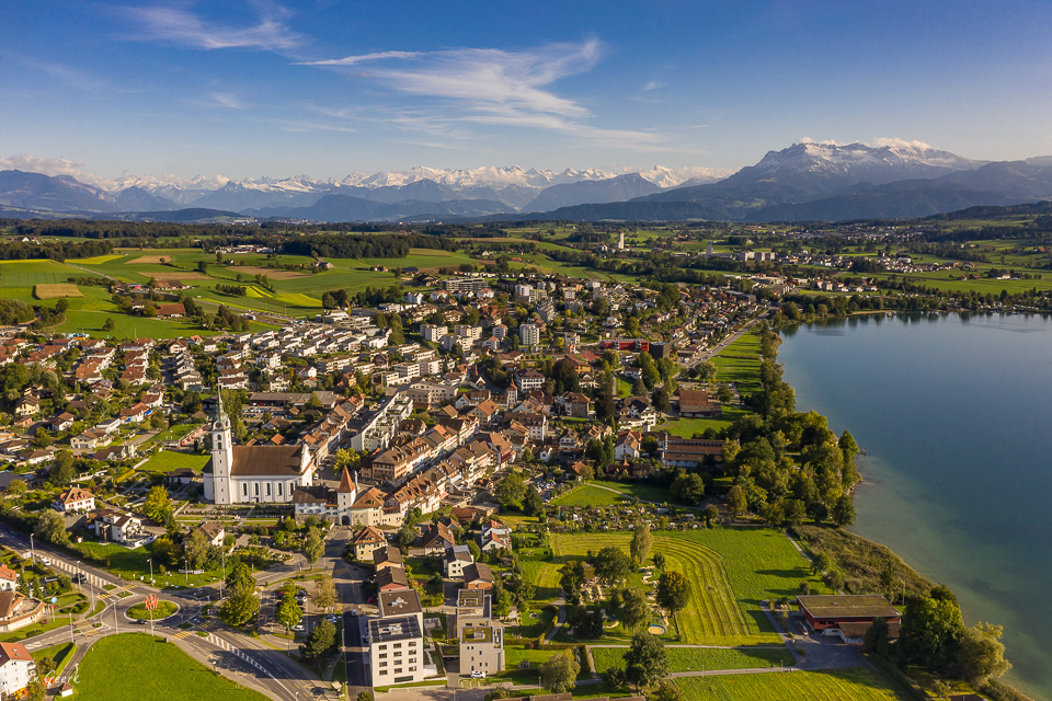 Luftaufnahme Sempach am Sempachersee mit Pilatus im Hintergrund, Sommerlicht, Zentralschweiz Schweiz – Jan Geerk Fotograf Basel