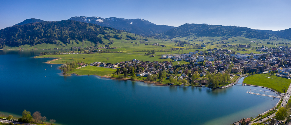 Luftaufnahme Ägerisee Unterägeri mit Frühlingsstimmung, Berge und Siedlung, Zentralschweiz Schweiz – Jan Geerk Fotograf Basel