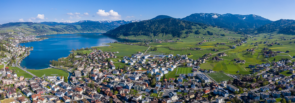 Luftaufnahme Unterägeri See mit Dorf und Bergen im Frühling Zentralschweiz – Jan Geerk Fotograf Basel