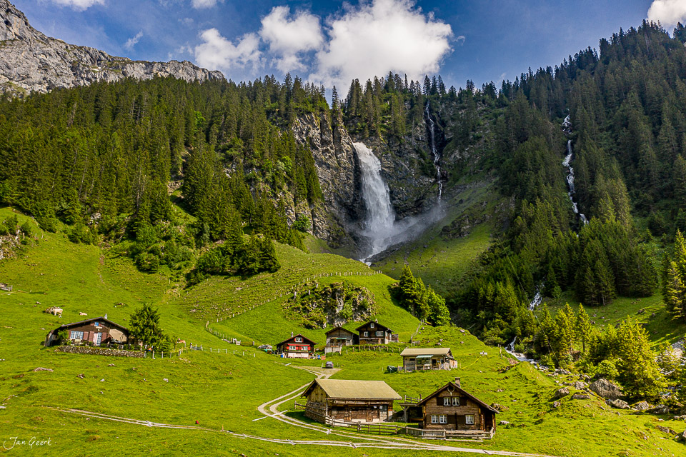 Alpweide mit Stäubifall Wasserfall Alpgebäude grüne Wiese Sommer Uri Schweiz Jan Geerk Fotograf Basel