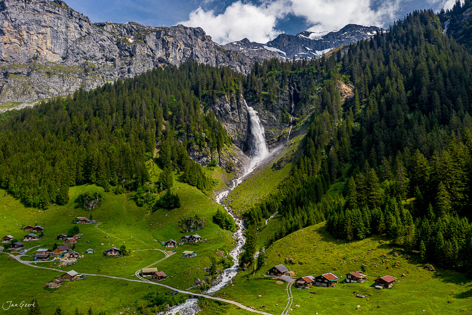 Alpental mit Wasserfall, Berglandschaft und Chalets im Sommer, Uri Schweiz – Jan Geerk Fotograf Basel