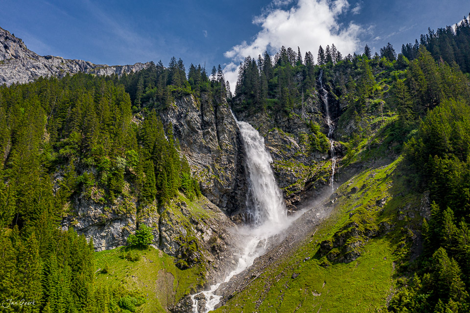 Stäubifall Wasserfall in Uri Sommer Grüne Wiesen Nadelwald Schweiz Jan Geerk Fotograf Basel