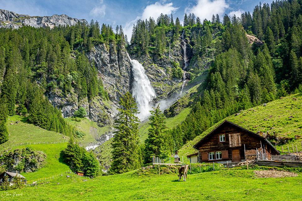 Stäubifall Wasserfall Alpwiese Holzhaus Sommer Uri Schweiz – Jan Geerk Fotograf Basel