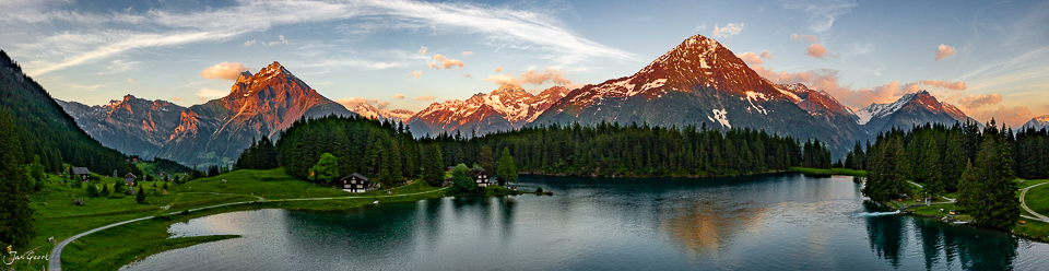 Alpensee mit Bergpanorama in Sommerlicht, Arnisee Uri Zentralschweiz – Jan Geerk Fotograf Basel