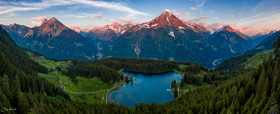 Alpensee mit Bergpanorama im Sommer, Arnisee Uri Zentralschweiz – Jan Geerk Fotograf Basel