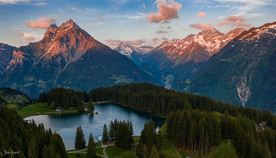 Alpensee Arnisee im Sommer mit Bergpanorama, grünen Wäldern und Kantlicht in Uri, Schweiz – Jan Geerk Fotograf Basel