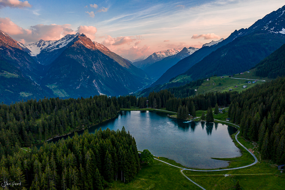 Alpiner See mit Bergpanorama im Sommer, Arnisee Uri Schweiz – Jan Geerk Fotograf Basel