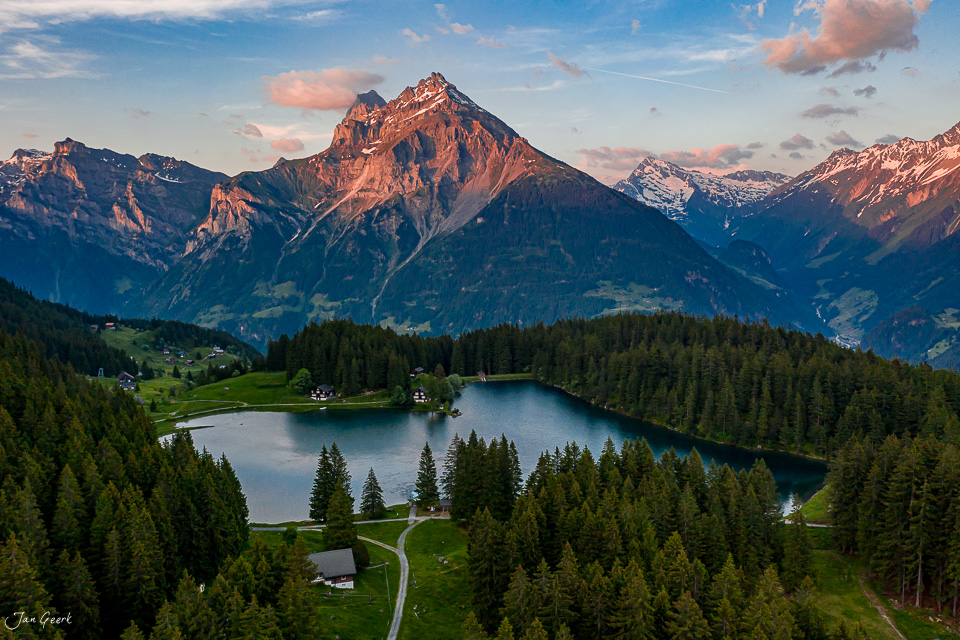 Arnisee im Sommer mit Bergen und Wald, goldenes Kantlicht, Uri Schweiz – Jan Geerk Fotograf Basel