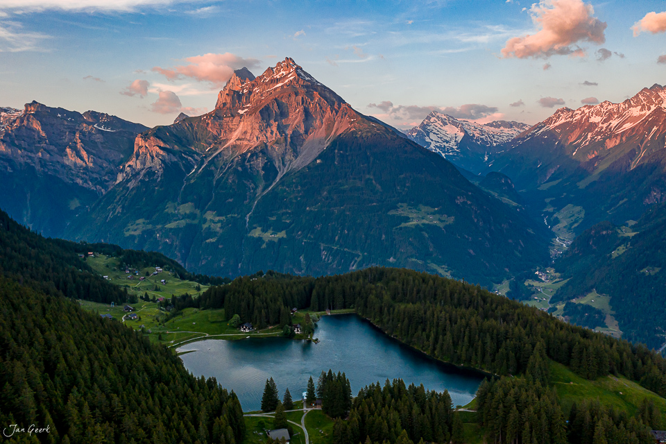 Arnisee mit Bristen Berg Sommeralpenpanorama Zentralschweiz Uri Schweiz Jan Geerk Fotograf Basel