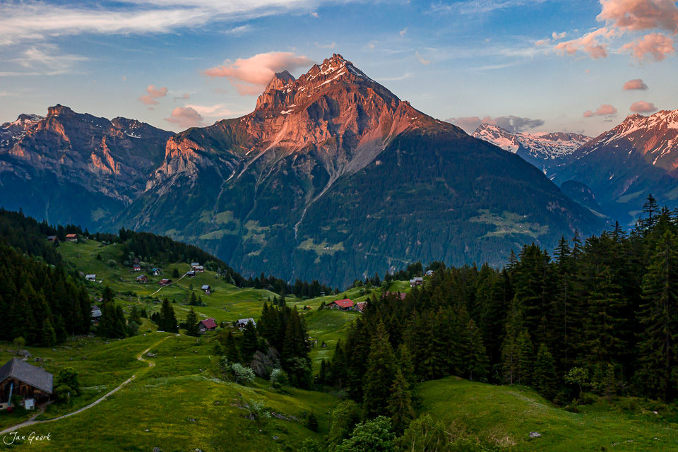 Alpental mit Berghöfen und schneebedecktem Gipfel bei Abendlicht, Arnisee Uri Schweiz – Jan Geerk Fotograf Basel