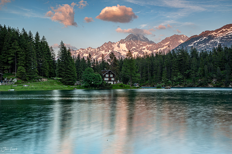 Alpensee mit Berghaus Arnisee Uri Sommerlicht Schweiz Jan Geerk Fotograf Basel