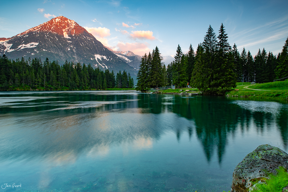 Bergsee mit Spiegelung und Nadelwald bei Arnisee im Sommer, Zentralschweiz, Schweiz – Jan Geerk Fotograf Basel