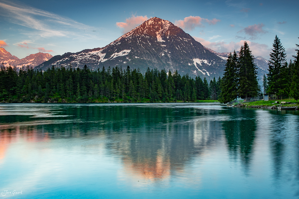 Arnisee mit schneebedecktem Bristen im Sommer, klare Spiegelung im Wasser, Zentralschweiz Schweiz – Jan Geerk Fotograf Basel