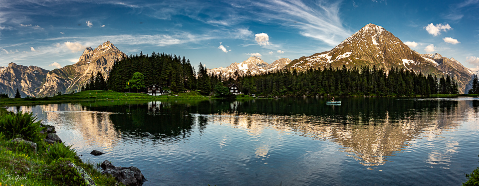 Alpensee mit Spiegelungen, Bergpanorama und Nadelwald bei Sommerlicht – Arnisee Uri Schweiz – Jan Geerk Fotograf Basel