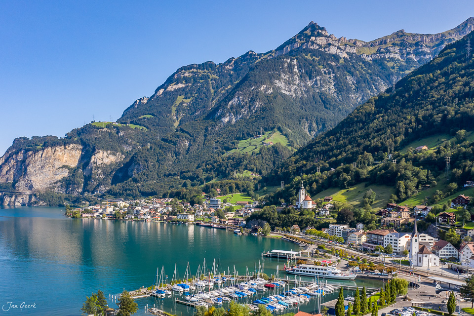 Alpiner Bergsee mit Dorf, Segelbooten und Kirchturm in Flüelen Uri, sommerliche Berglandschaft Schweiz – Jan Geerk Fotograf Basel