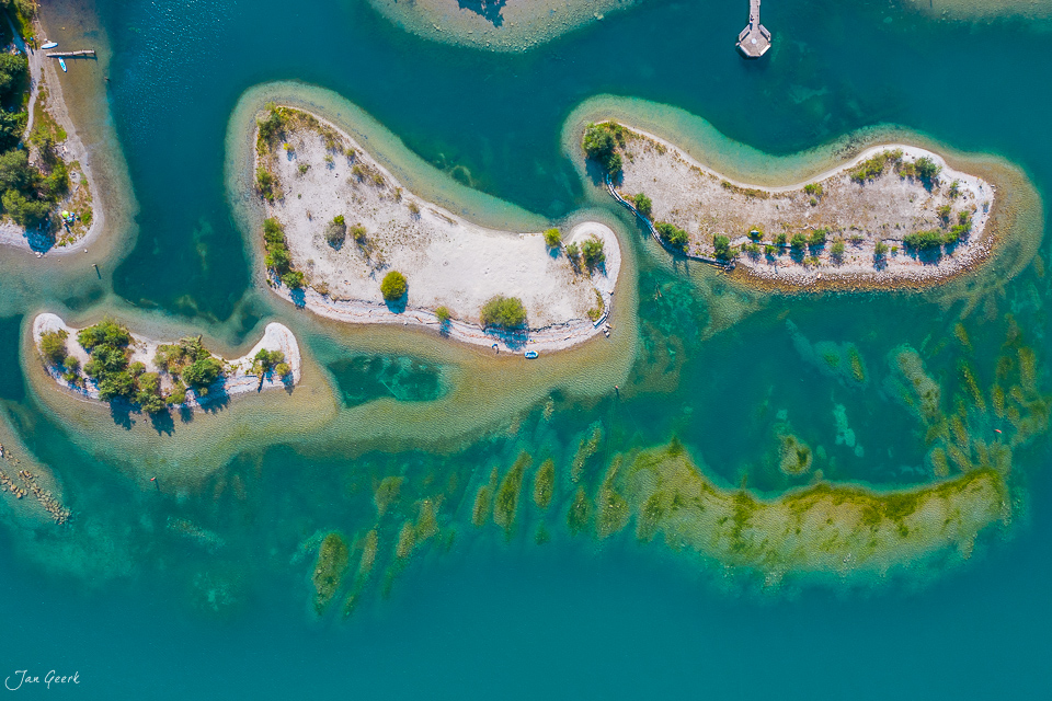 Luftaufnahme Flüelen mit Kiesbänken und türkisem Wasser, Sommer, Uri Schweiz – Jan Geerk Fotograf Basel