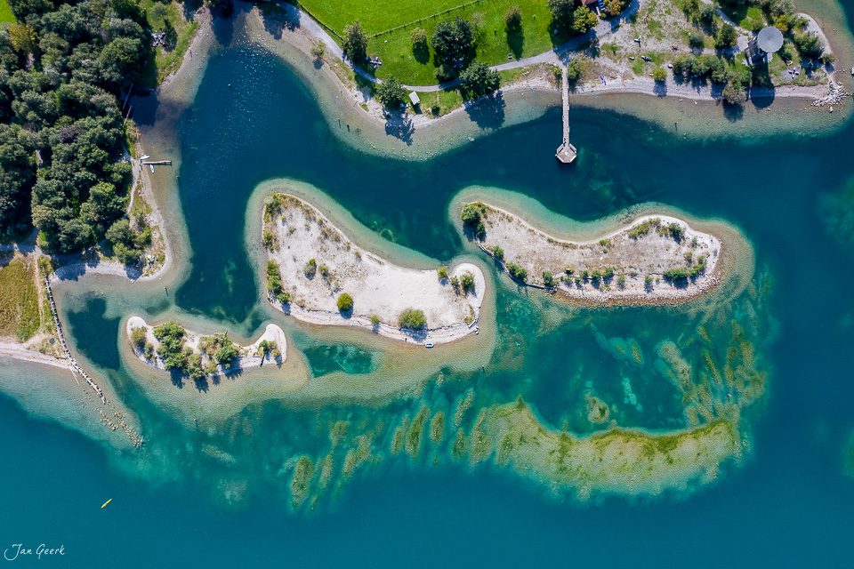 Luftaufnahme Flüelen mit Kiesbänken und türkisem See, Sommerwald Zentralschweiz Schweiz – Jan Geerk Fotograf Basel