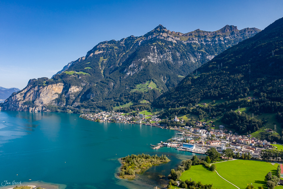 Luftaufnahme Flüelen mit türkisblauem See, imposanten Bergen und grünen Wiesen, Sommerstimmung Zentralschweiz Schweiz – Jan Geerk Fotograf Basel