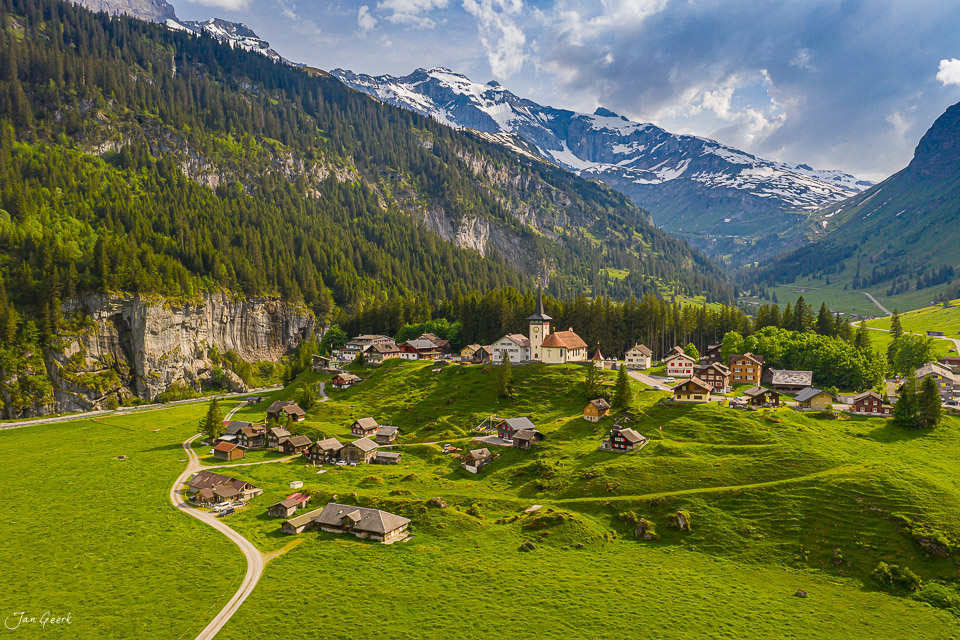 Alpendorf Urnerboden mit Kirche, grüne Wiesen und schneebedeckte Berggipfel, Frühsommer Schweiz – Jan Geerk Fotograf Basel
