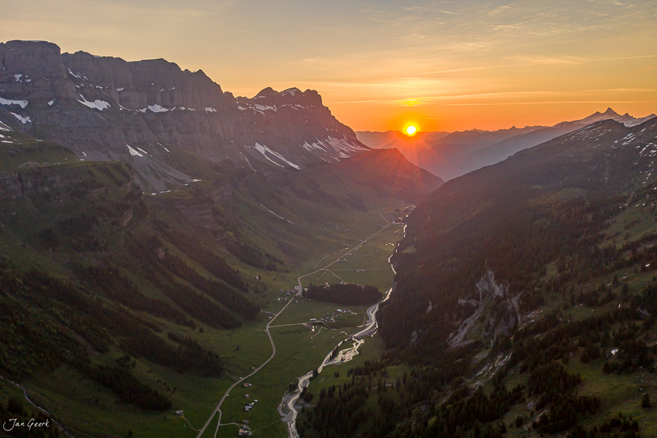 Alpental mit Fluss bei Sonnenaufgang, Urnerboden Schweiz – Jan Geerk Fotograf Basel