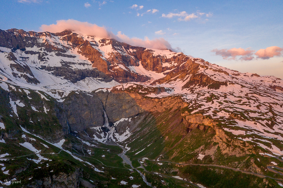 Alpines Bergpanorama mit Schneefeldern und Wasserfällen am Klausenpass Urnerboden, goldene Alpenglow Stimmung, Schweiz – Jan Geerk Fotograf Basel
