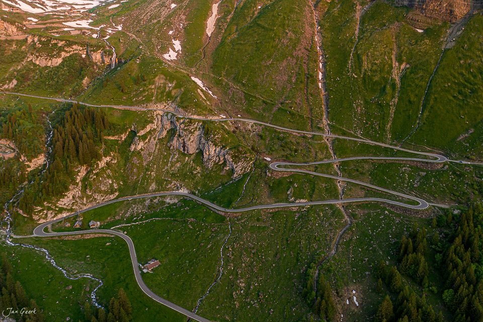 Luftaufnahme Klausenpass Serpentinen Bergstrasse Sommer Grün Zentralschweiz Schweiz Jan Geerk Fotograf Basel