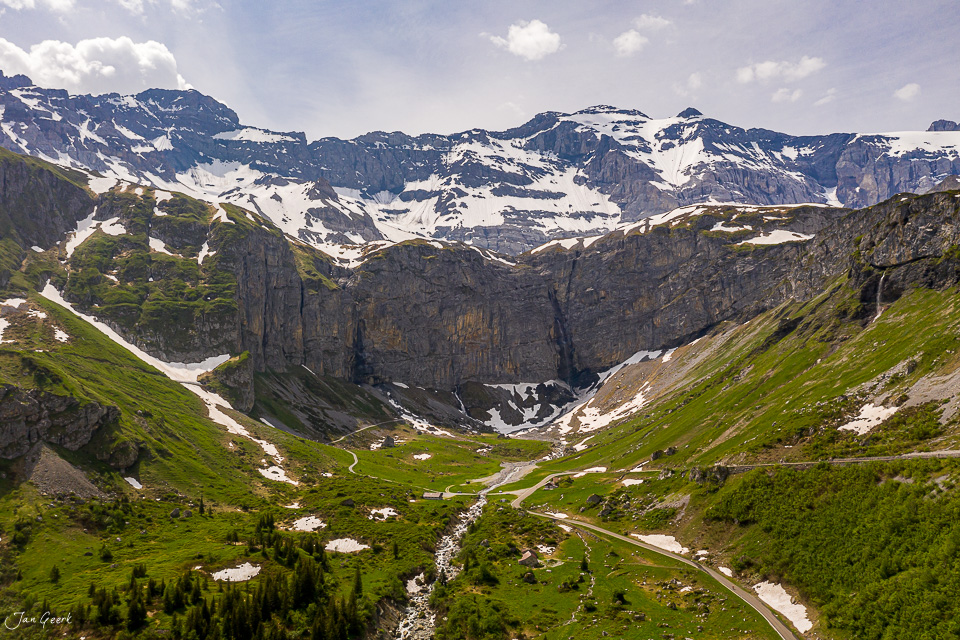 Alpental mit Wasserfall und grünen Wiesen, Urnerboden Schweiz, Frühsommer, Zentralschweiz – Jan Geerk Fotograf Basel